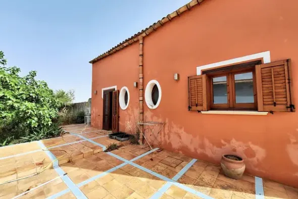 #23786 Complesso turistico-ricettivo con piscina e terreno