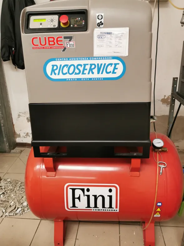 Compressore CUBE 7 Fini a vite con essiccatore