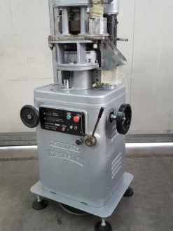 COMPRIMITRICE ROTATIVA – MANESTY MOD. BETAPRESS