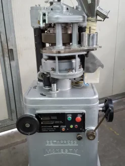 COMPRIMITRICE ROTATIVA – MANESTY MOD. BETAPRESS