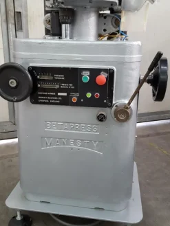 COMPRIMITRICE ROTATIVA – MANESTY MOD. BETAPRESS