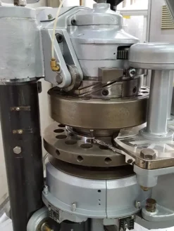 COMPRIMITRICE ROTATIVA – MANESTY MOD. BETAPRESS
