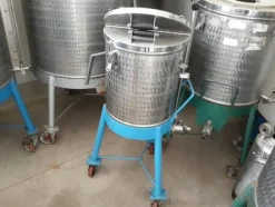 28#3675 Congelatori Whirpool e tino metallico