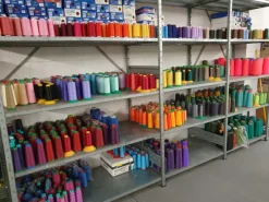 Cono di cotone colorato per macchina da cucire