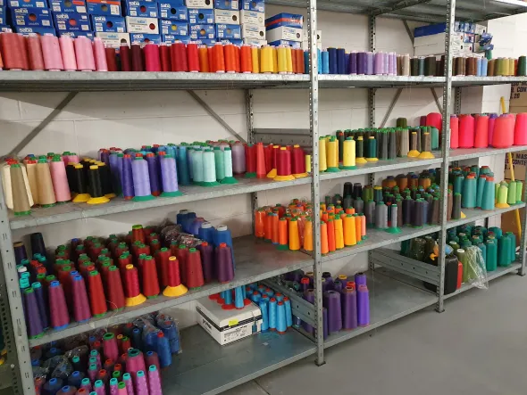 Cono di cotone colorato per macchina da cucire
