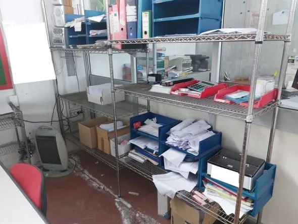 5#7220 Container isotermico e arredi ufficio