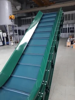 Conveyor with metal detector
