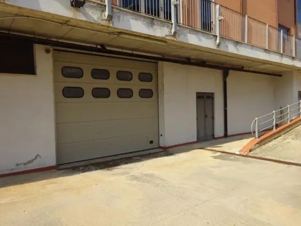 #8235 Deposito in complesso commerciale