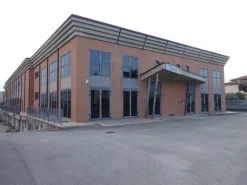 #8235 Deposito in complesso commerciale