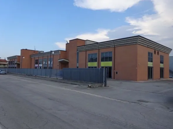 #8235 Deposito in complesso commerciale