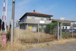 #2224 Due capannoni e appartamento