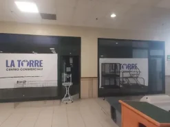 #24667 Due negozi adiacenti in centro commerciale
