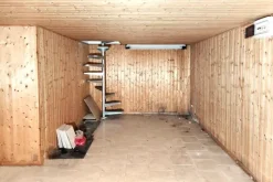 #2536969 Due negozi con vetrine in condominio