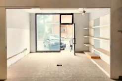 #2536969 Due negozi con vetrine in condominio