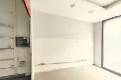 #2536969 Due negozi con vetrine in condominio
