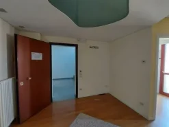 #14589 Due uffici adiacenti con garage e cantina