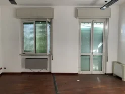 #2537940 Due uffici con ampio piazzale comune