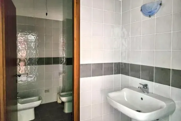 #2536689 Due uffici e tre box auto in edificio pluriuso