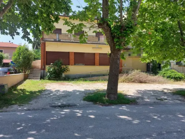 #19957 Edificio adibito ad uso alberghiero-commerciale