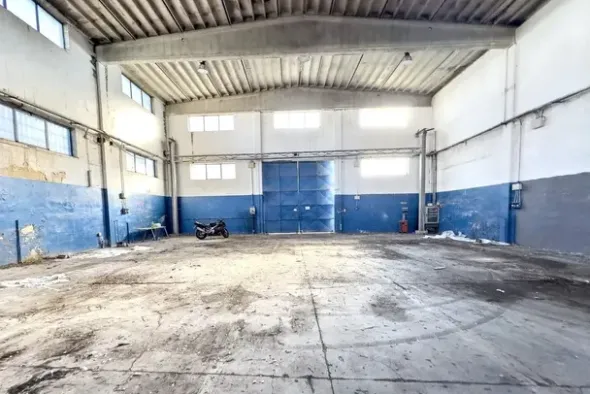 #2537573 Edificio artigianale con alloggi e cortili privati