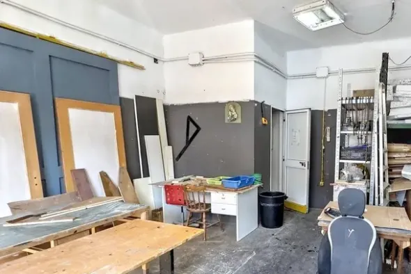 #2537573 Edificio artigianale con alloggi e cortili privati