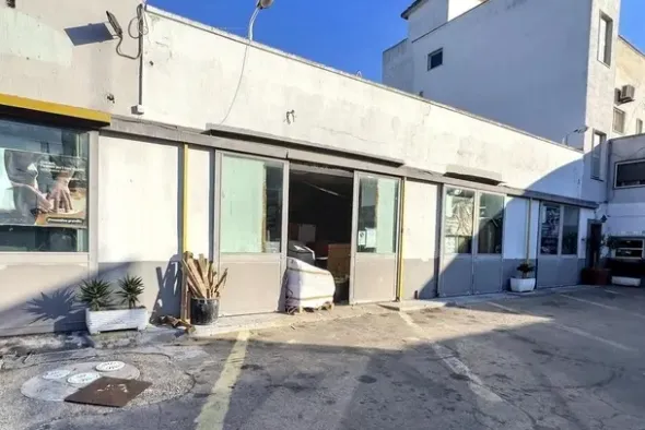 #2537573 Edificio artigianale con alloggi e cortili privati