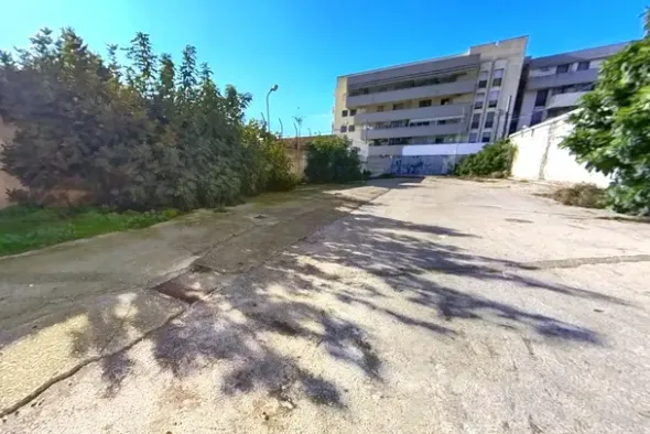 #2537573 Edificio artigianale con alloggi e cortili privati