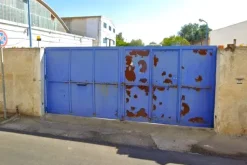 #2537573 Edificio artigianale con alloggi e cortili privati