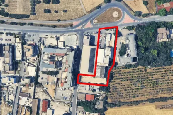 #2537573 Edificio artigianale con alloggi e cortili privati