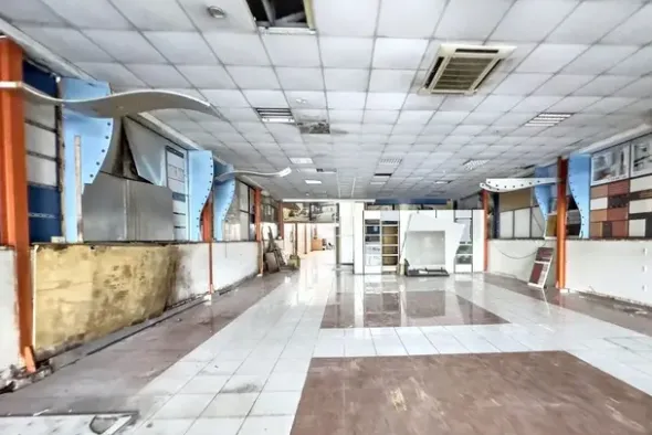 #2537573 Edificio artigianale con alloggi e cortili privati