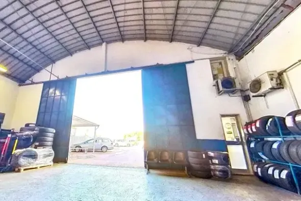 #2537573 Edificio artigianale con alloggi e cortili privati