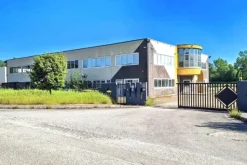 #2522004 Edificio artigianale con uffici e area edificabile