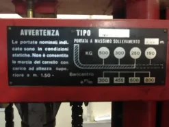 Elevatore elettroidraulico su ruote