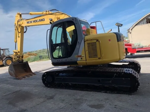 7#8237 Escavatore cingolato New Holland E135