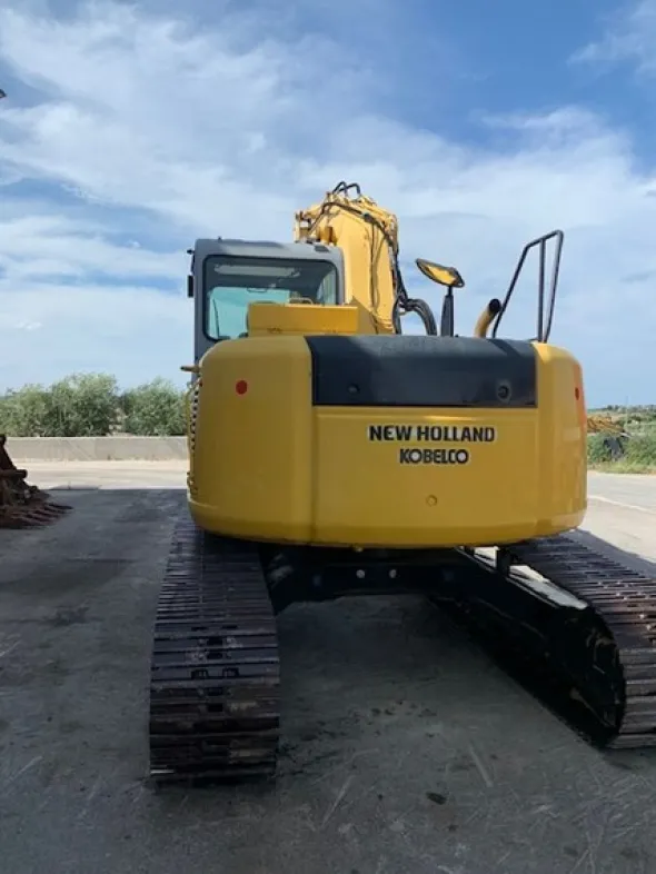 7#8237 Escavatore cingolato New Holland E135