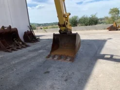 7#8237 Escavatore cingolato New Holland E135