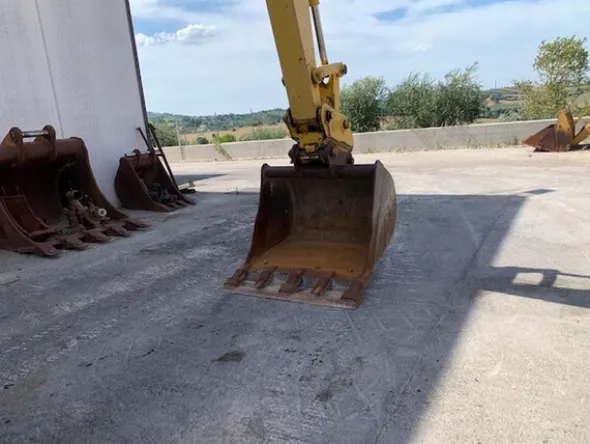 7#8237 Escavatore cingolato New Holland E135