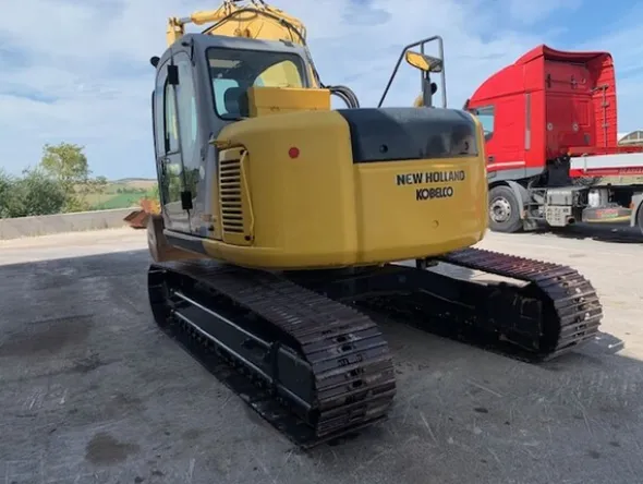 7#8237 Escavatore cingolato New Holland E135