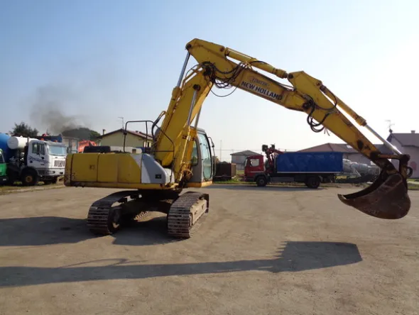 25#5085 Escavatore cingolato New Holland