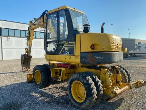 1#5845 Escavatore gommato Komatsu