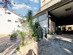 #23005 Fabbricato con unità direzionali, commerciali e residenziali