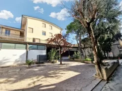 #23005 Fabbricato con unità direzionali, commerciali e residenziali
