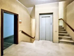 #23005 Fabbricato con unità direzionali, commerciali e residenziali