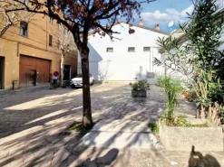 #23005 Fabbricato con unità direzionali, commerciali e residenziali
