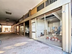 #23005 Fabbricato con unità direzionali, commerciali e residenziali