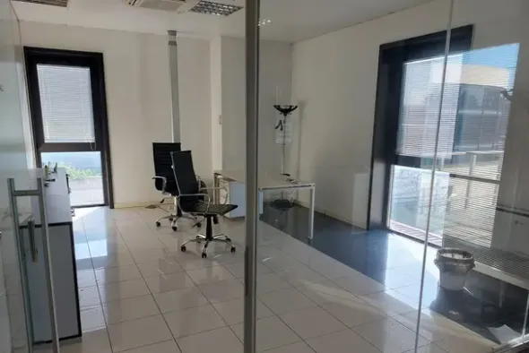 #20780 Fabbricato direzionale con cortile privato