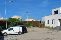 #20780 Fabbricato direzionale con cortile privato