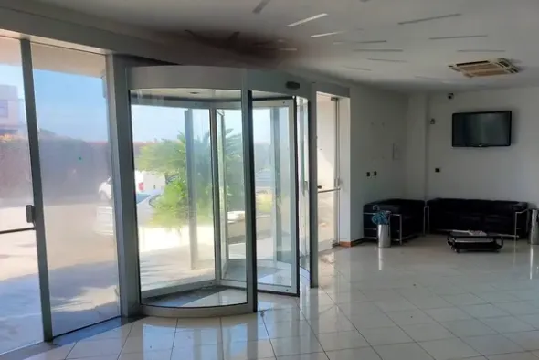 #20780 Fabbricato direzionale con cortile privato