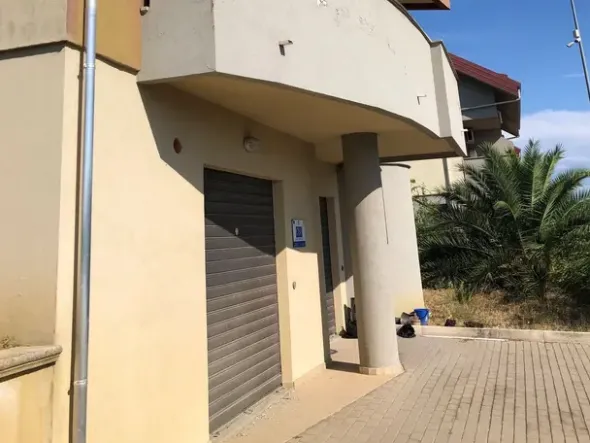 #25012 Fabbricato direzionale di tre piani