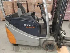 12#8867 Filati di vari colori, carrello elevatore Still ed autocarro Iveco